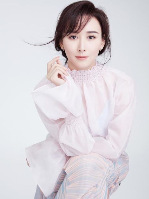 胡静，出生于云南楚雄彝族自治州楚雄，中国内地影视女演员，毕业于中央戏剧学院96级表演系。
1998年出演首部电影《网络时代的爱情》而获得关注，同年参演首部电视剧《大明宫词》；2002年胡静参演电视剧《少年张三丰》和《齐天大圣孙悟空》；2003年主演《孝庄秘史》受到更多关注；2004年主演历史剧《杨门虎将》；2006主演宫廷剧《大清后宫》并获得南方盛典最具人气女演员奖；2007年凭借《康熙秘史》入围北京卫视“金康杯”最佳女主角奖。2008年9月27日与朱兆祥在马来西亚吉隆坡结婚，2009年11月25日产下一名男婴。2010年胡静夫妇在马来西亚吉隆坡苏丹皇宫受封拿汀和拿督。2012年胡静复出参演民国剧《笑红颜》。2015年，参演电影《巴黎假期》。2016年参演电视剧《小情人》和大型反腐电视剧《人民的名义》。2017年，参演谍战剧《天衣无缝》。2018年参演电视《橙红年代》，2019参演新青春神话剧《封神演义》。2019年，与陆毅等合作主演禁毒题材电视剧《猎枭》。